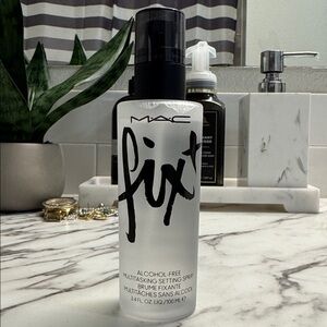 MAC Fix+ Alcohol-Free Multitasking Setting Spray 3.4 FL OZ /100 ML